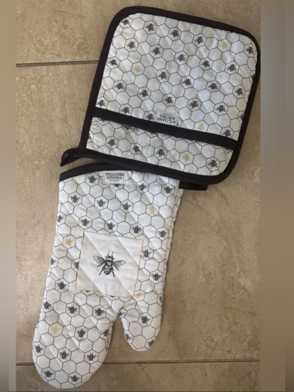 Williams Sonoma Honeycomb Oven Mitt & Potholder Set - Picture 5 of 9
